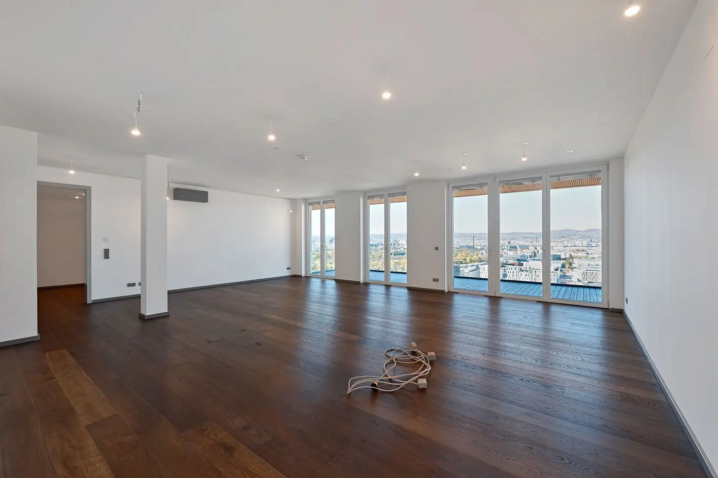 SENSATIONAL VIEW over the GREEN PRATER from the 26th floor (top residential floor)! Rooftop pool + Fitness + Concierge Service + Garage;GRÜNBLICK? actually should be kept as is? We'll keep as in the data: