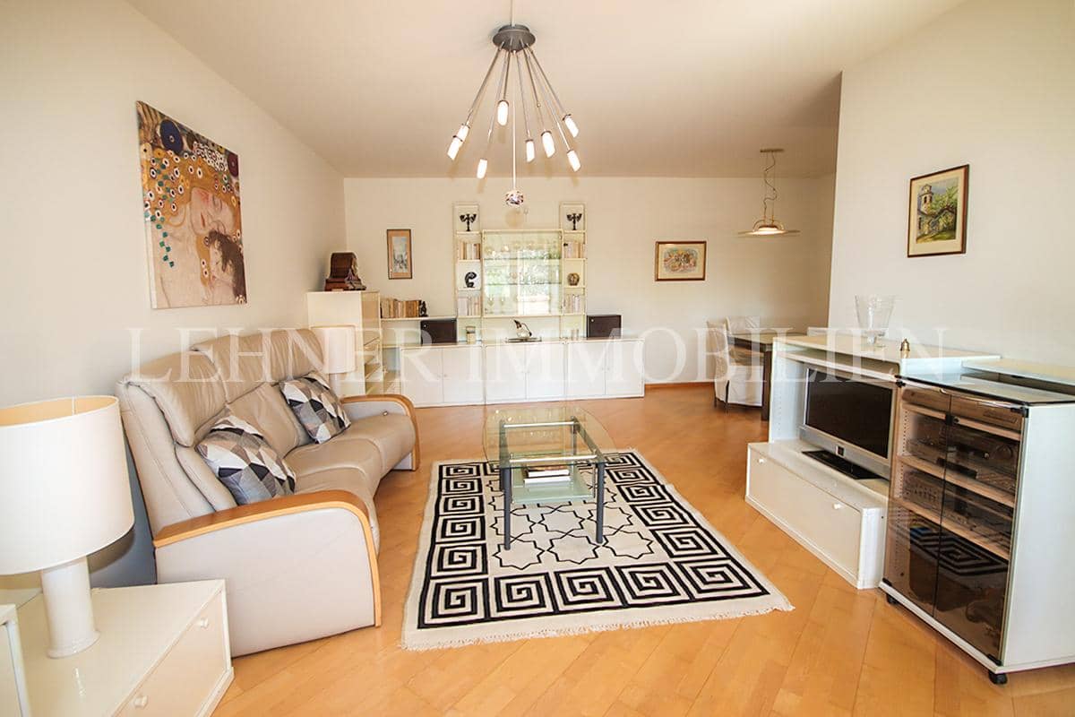 Apartment near Schillerplatz with loggia