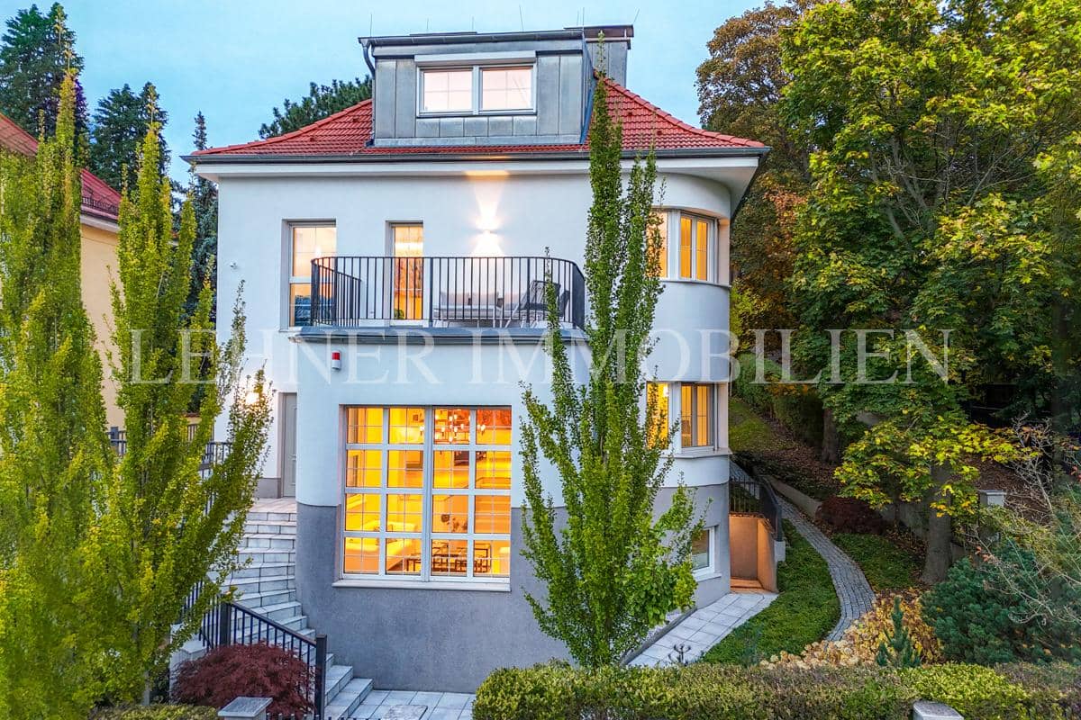 * LUXURIÖSE VILLA AM KÜNIGLBERG - EXKLUSIVITÄT, ELEGANZ UND PRIVATSPHÄRE IN BESTER HIETZINGER LAGE *