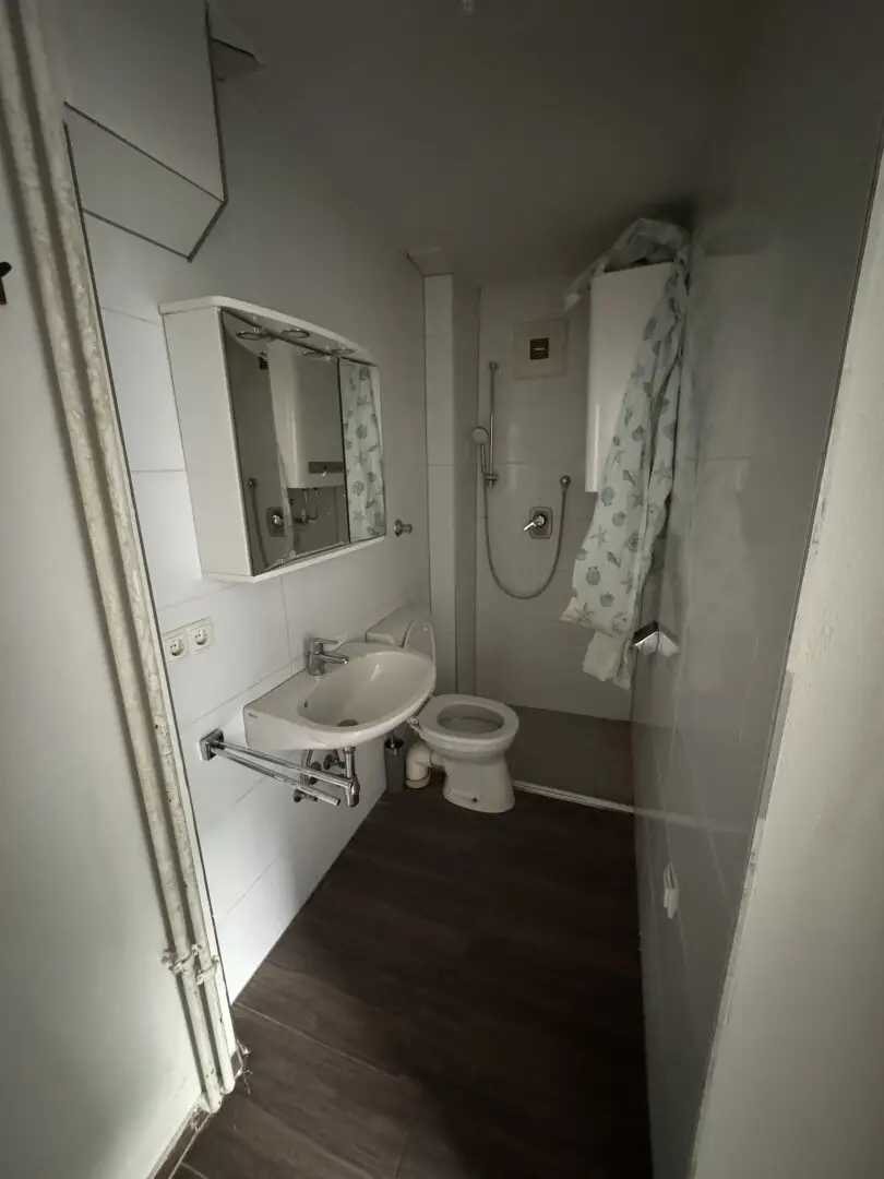 Quiet one room apartment on the ground floor with a view of the green inner courtyard
