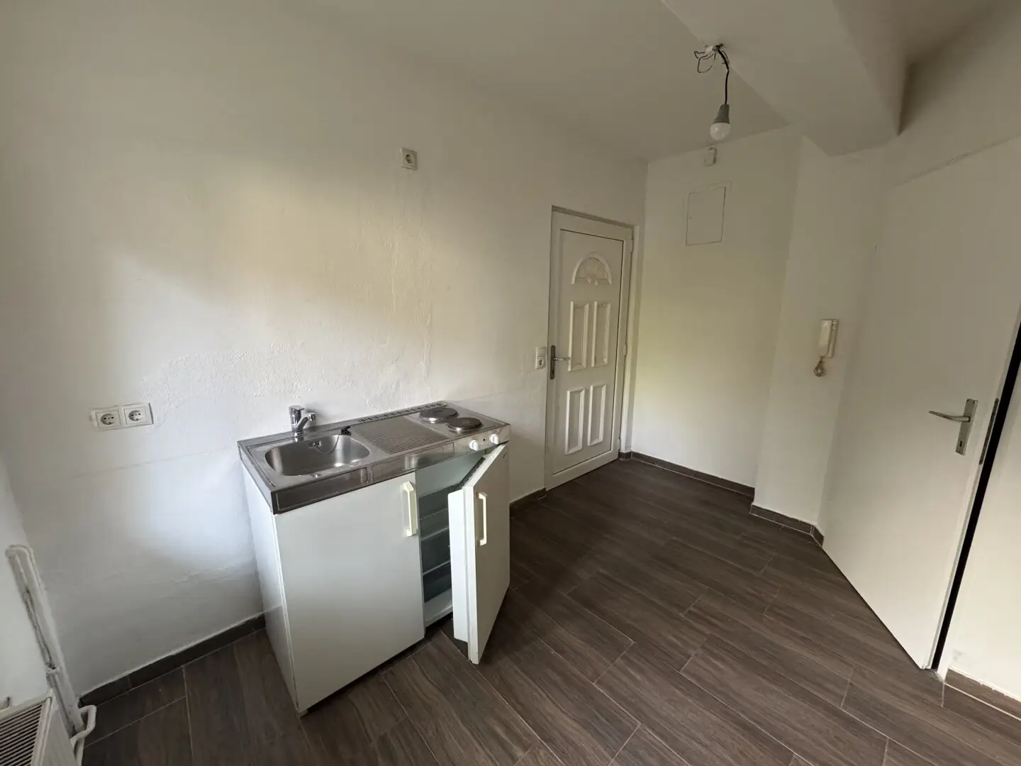 Quiet one room apartment on the ground floor with a view of the green inner courtyard