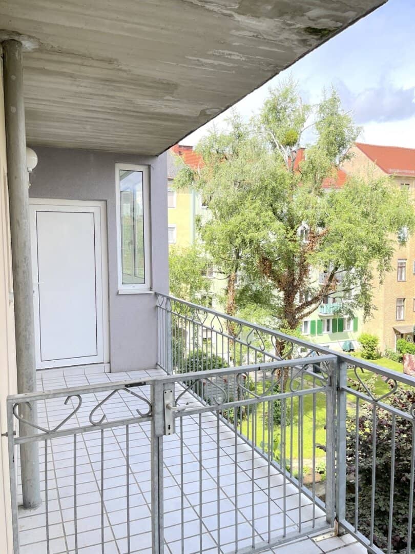 Sonnige 2-Zimmer mit Wintergarten und Balkon