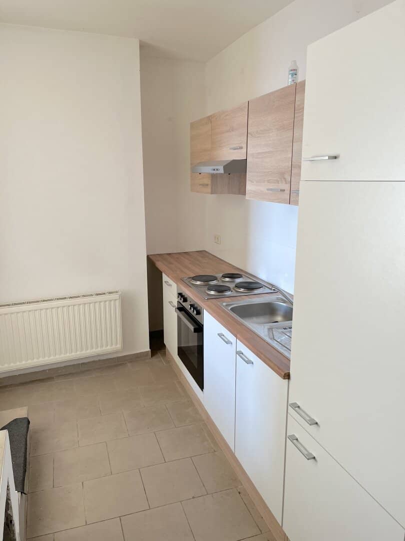 Bright one room apartment perfect for commuters or holiday apartment? Wait no, there is no question