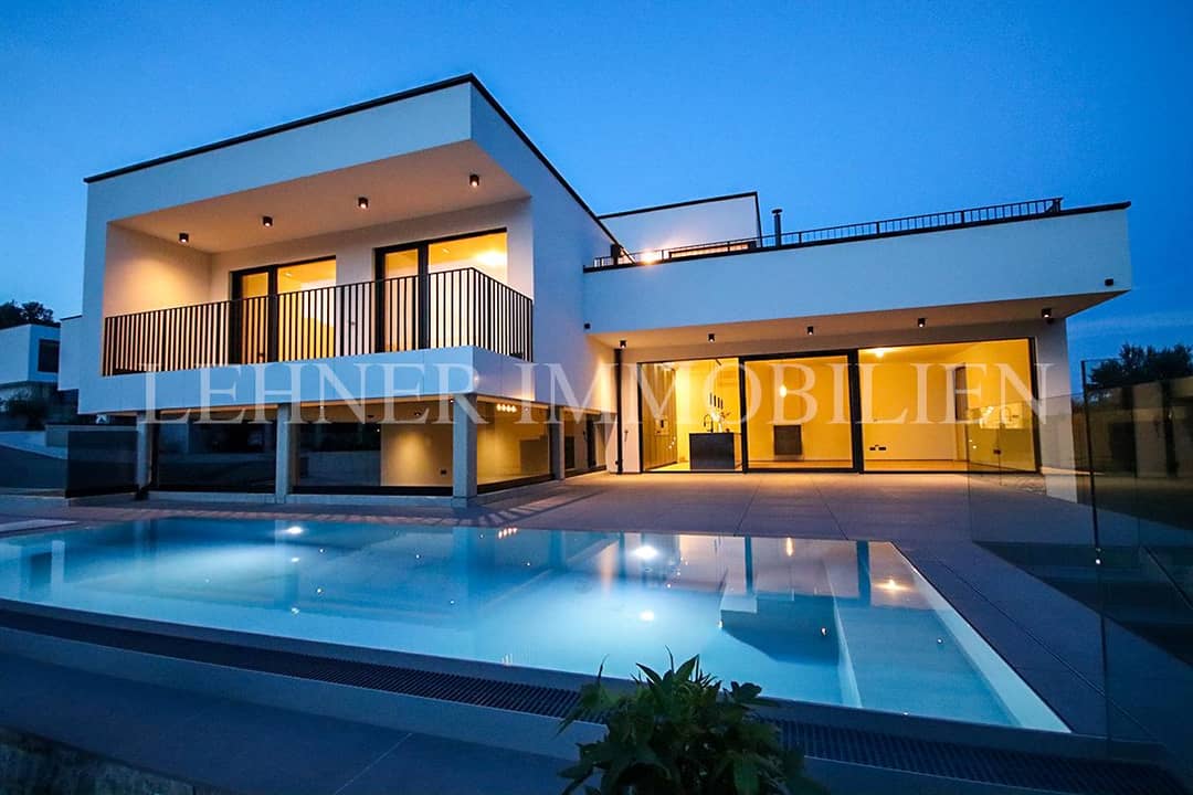 *** Seiersberg-Pirka / Gedersberg ***
*** Exklusive Traumvilla: Luxuriöses Wohnen in begehrter Wohnlage ***
>>> Video ansehen >>>
*** Erstbezug ***
Diese exklusive Villa am Gedersberg besticht durch ihre herausragende Architektur und befindet sich in einer der begehrtesten Lagen im Süden von Graz. Das Anwesen strahlt Eleganz und Luxus aus und bietet eine beeindruckende Raumaufteilung, die höchsten Ansprüchen gerecht wird.
Beim Betreten der Villa wird man von einem imposanten Stiegenhaus empfangen, das durch seine hochwertige Ausführung beeindruckt. Die Treppe ist ein architektonisches Highlight und setzt einen luxuriösen Akzent. Die moderne Garderobe ist in edlen Tönen gehalten und zeichnet sich durch ihre herausragende Qualität aus. Durch die gesamten Wohnräume zieht sich ein sehr edler Fischgrät-Parkettboden, der dem Haus eine warme und zugleich elegante Atmosphäre verleiht. Das durchdachte Lichtkonzept, das über Smart-Home-Technologie steuerbar ist, sorgt für eine stimmungsvolle Beleuchtung und setzt die Räume perfekt in Szene.
Hochwertigste Fenster, die innen aus Echtholz und außen aus Aluminium gefertigt sind, sowie die moderne und hochqualitative Eingangstür unterstreichen den luxuriösen Charakter des Hauses. Sehr exklusive raumhohe und wandbündige Innentüren ergänzen das edle Ambiente und sorgen für ein gehobenes Gesamtbild.
Die hochwertige, elegante Küche ist mit den besten Einbaugeräten ausgestattet und verfügt über einen großen Kühlschrank sowie einen ebenso großen Tiefkühlschrank. Angrenzend befindet sich eine praktische und ebenso elegante Schmutzküche, die sehr viel Platz und Stauraum bietet.
Zwei großzügige Terrassen laden zum Entspannen und Verweilen ein. Der elegante Überlaufbecken Pool ist ein weiteres Highlight der Villa, der gepflegte Außenbereich ergänzt das exklusive Wohngefühl und schafft eine perfekte Verbindung zwischen Innen- und Außenbereich.
Diese Villa am Gedersberg bietet alles, was das Herz begehrt: hochwertige Materialien, durchdachte Architektur und eine malerische Lage. Hier wird exklusives Wohnen auf höchstem Niveau zelebriert.
Eckdaten: Erstbezug, 196 m² Wohnfläche, 5 Zimmer, 2 Bäder, sonnige Ruhelage mit Südwestausrichtung, 827 m² Grundfläche, inkl. hochwertige Küchen-, Badezimmer- und Garderobenverbau, Doppelcarport, Ziegelmassivbauweise plus Wärmedämmung, Luftwärmepumpe-Fußbodenheizung, Spartherm Sichtfensterkamin, Josko Holz-Alufenster in Schwarz, raumhohe wand- und flächenbündige Innentüren, elektrische Raffstores, Insektenschutz, Überlaufbeckenpool 8,10 m x 3 m, automatische Gartenbewässerung, Photovoltaikanlage, Rasenroboter, Smart-Home-System, 3 m Raumhöhe, HWB 49,50 kWh/m²a. Nur 20 Autominuten auf den Grazer Hauptplatz, 8 Autominuten auf die A9 Knoten Seiersberg.
Bezug ab sofort!
EG: Küchen-Wohn-Essbereich, Speis/Schmutzküche, Büro, Gäste-WC, Wirtschaftsraum, Technikraum, Vorraum, Terrasse 74 m².
OG: 3 Schlafzimmer, Schrankraum, 2 Bäder, Vorraum, Terrasse 48 m², Balkon 15 m².
FAKTEN:
- Lage: Seiersberg-Pirka
- Wohnfläche: 196 m²
- Grundfläche: 827 m²
- Zimmer: 5
- Bäder: 2
- EG Südwestterrasse: 74 m²
- OG Südwestterrasse: 48 m²
- OG Südwestbalkon: 15 m²
- Hochwertige Küche mit besten Einbaugeräten
- Hochwertige & moderne Garderobe
- Hochwertige Bädermöblierung
- Spartherm Sichtfensterkamin
- Fischgrät-Parkettböden
- Feinsteinzeug Fliesen
- Raumhohe, flächen- & wandbündige Innentüren
- Smart-Home-System
- Klimaanlage
- Überlaufbeckenpool 8,10 m x 3 m
- Heizung: Luftwärmepumpe-Fußbodenheizung
- Photovoltaikanlage
- Rasenroboter
- Gartenbewässerungsanlage
- Josko Holz – Alufenster mit Dreifachverglasung
- Elektrische Raffstores
- Insektenschutz
- 25er Ziegel + 18 cm Dämmung
- Doppelcarport
- HWB: 52,90 kWh/m2a
- fGEE: 0,73
- Bezug ab sofort möglich!
- Preis: € 1.730.000,-
.
.Angaben gemäß gesetzlichem Erfordernis:
Heizwärmebedarf:52.9 kWh/(m²a)Klasse Heizwärmebedarf:CFaktor Gesamtenergieeffizienz:0.73Klasse Faktor Gesamtenergieeffizienz:A+<br />