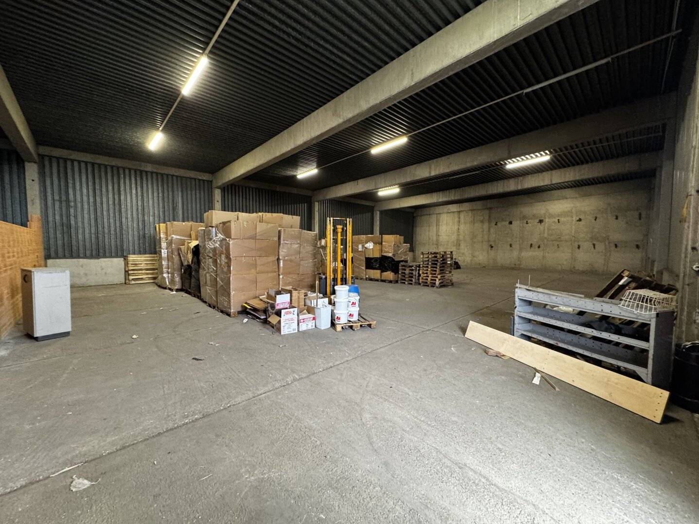 Modern hall with 4 m height and truck access in the 21st district, approx. 355.5 m², flexible usey? no, ensure clean text