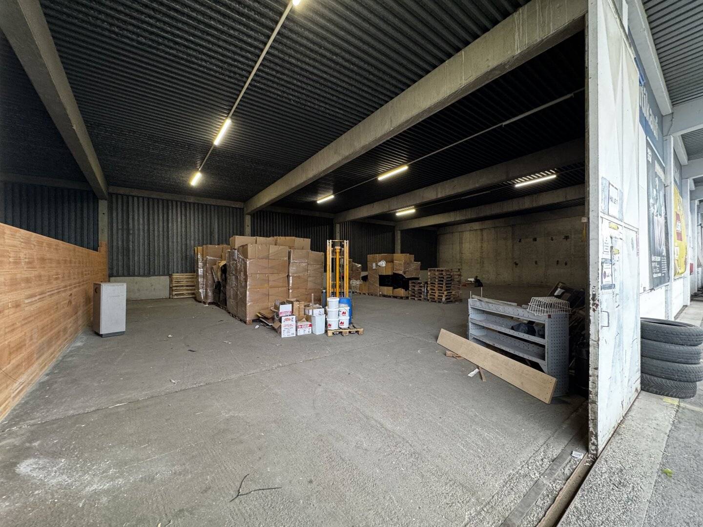 Modern hall with 4 m height and truck access in the 21st district, approx. 355.5 m², flexible usey? no, ensure clean text