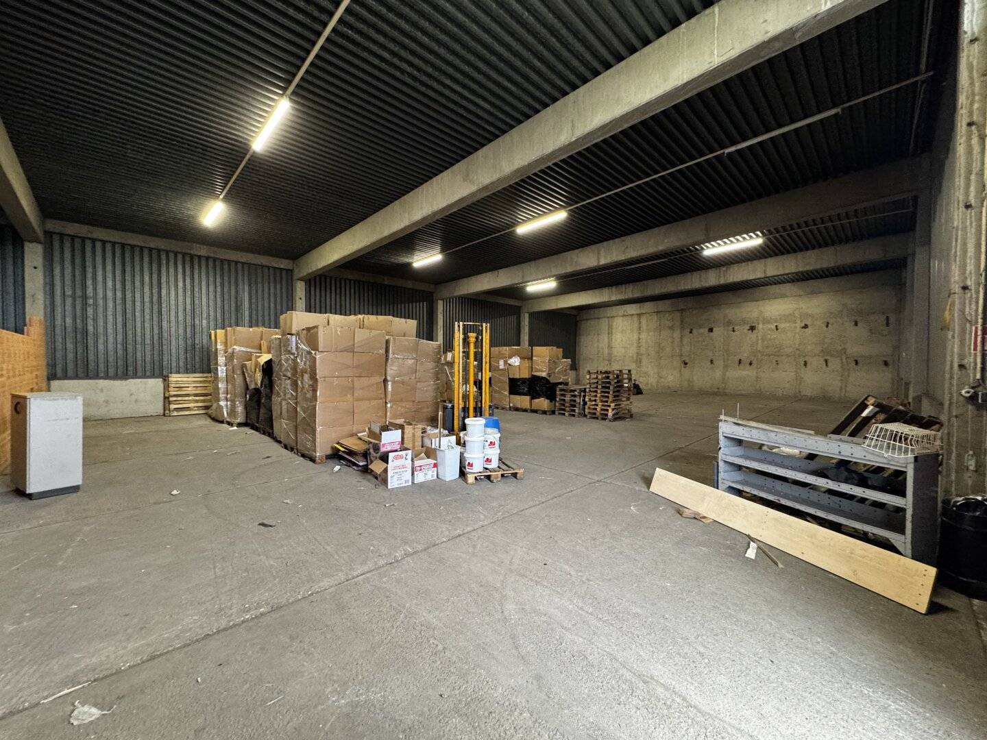Modern hall with 4 m height and truck access in the 21st district, approx. 355.5 m², flexible usey? no, ensure clean text