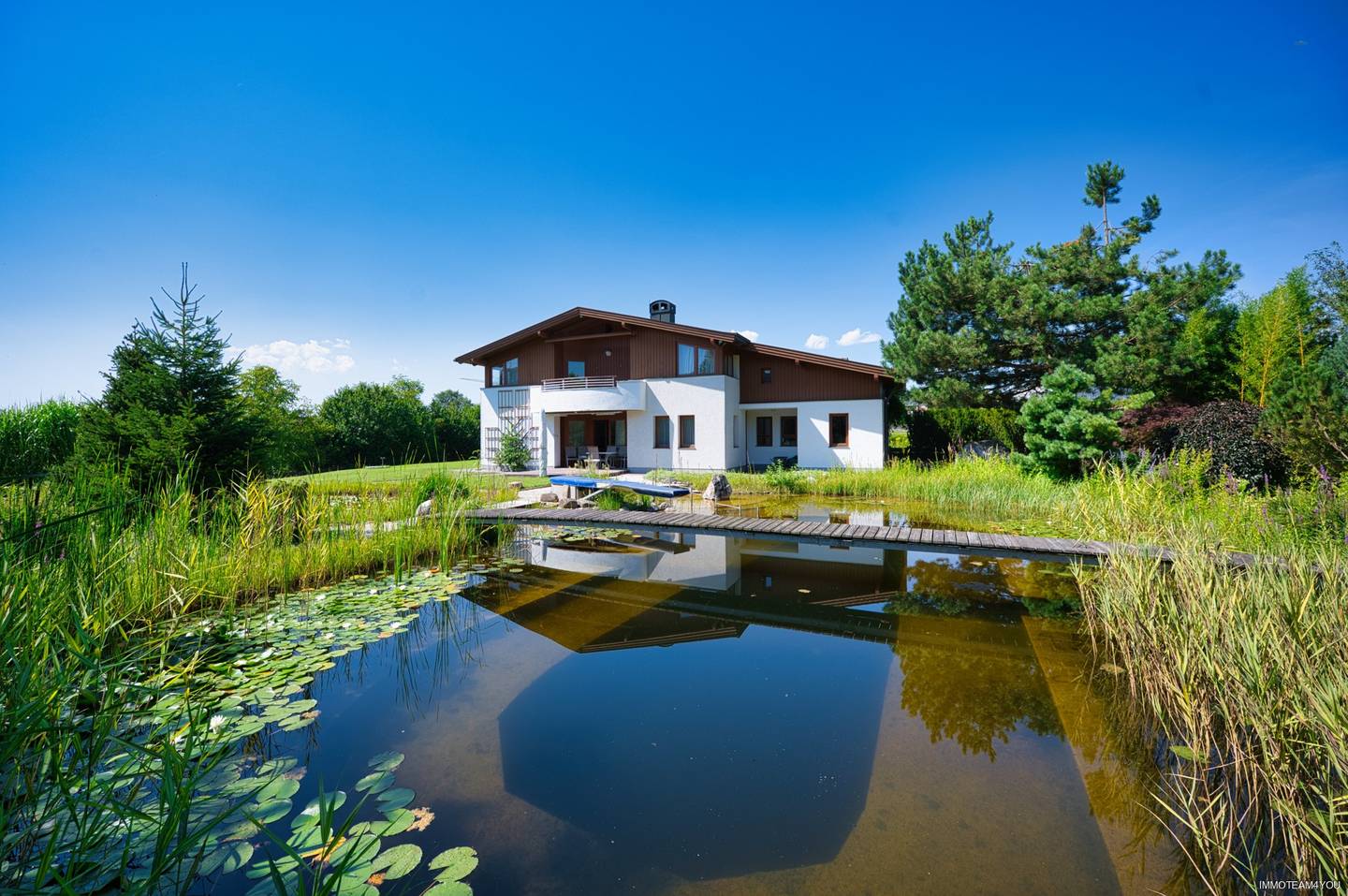 Villa in Vöcklabruck mit 214,8 m² Wohnfläche auf 2.610 m²-Schwimmteich