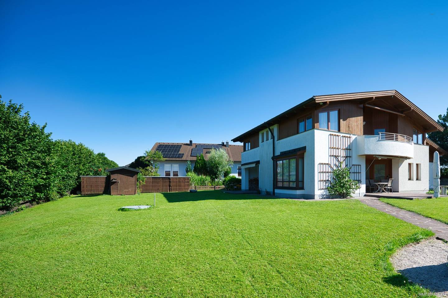 Villa in Vöcklabruck mit 214,8 m² Wohnfläche auf 2.610 m²-Schwimmteich