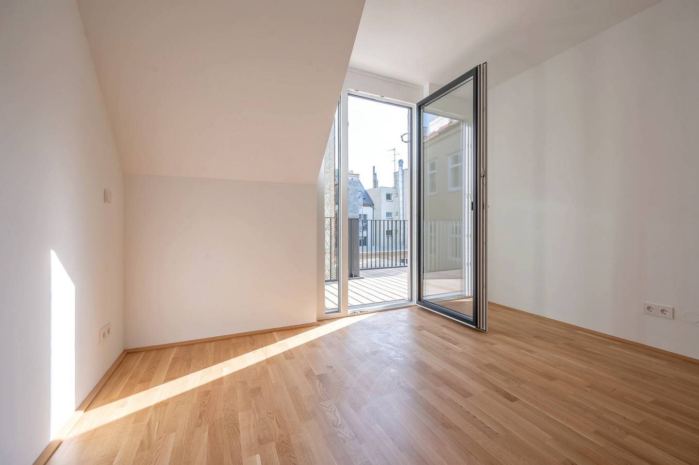 Dachgeschosswohnung Großzügige Wohnküche Sonnige Loggia