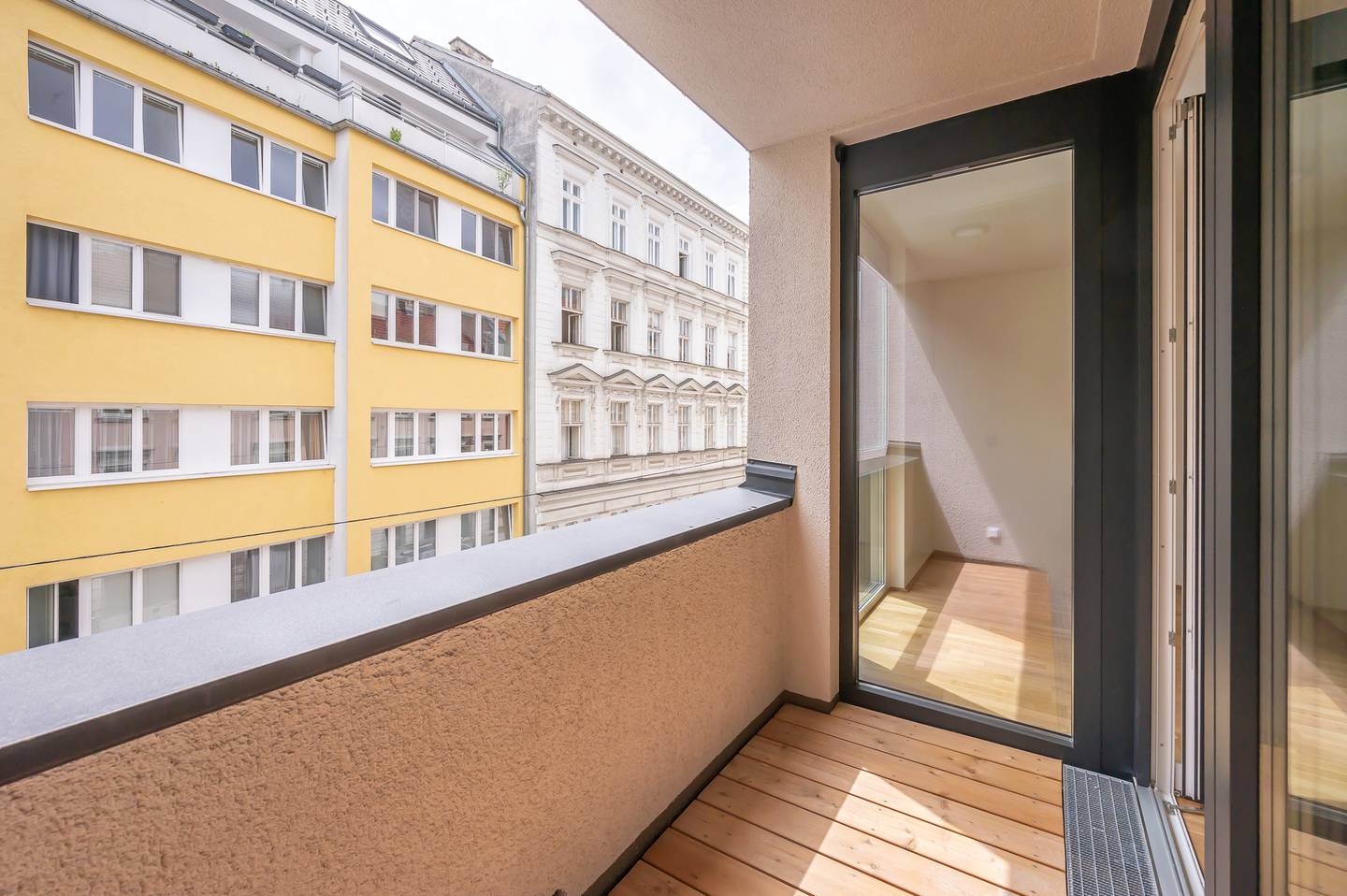 Wohnung mit großzügiger Wohnküche und südseitiger Loggia nahe Kutschkermarkt Erstbezug
