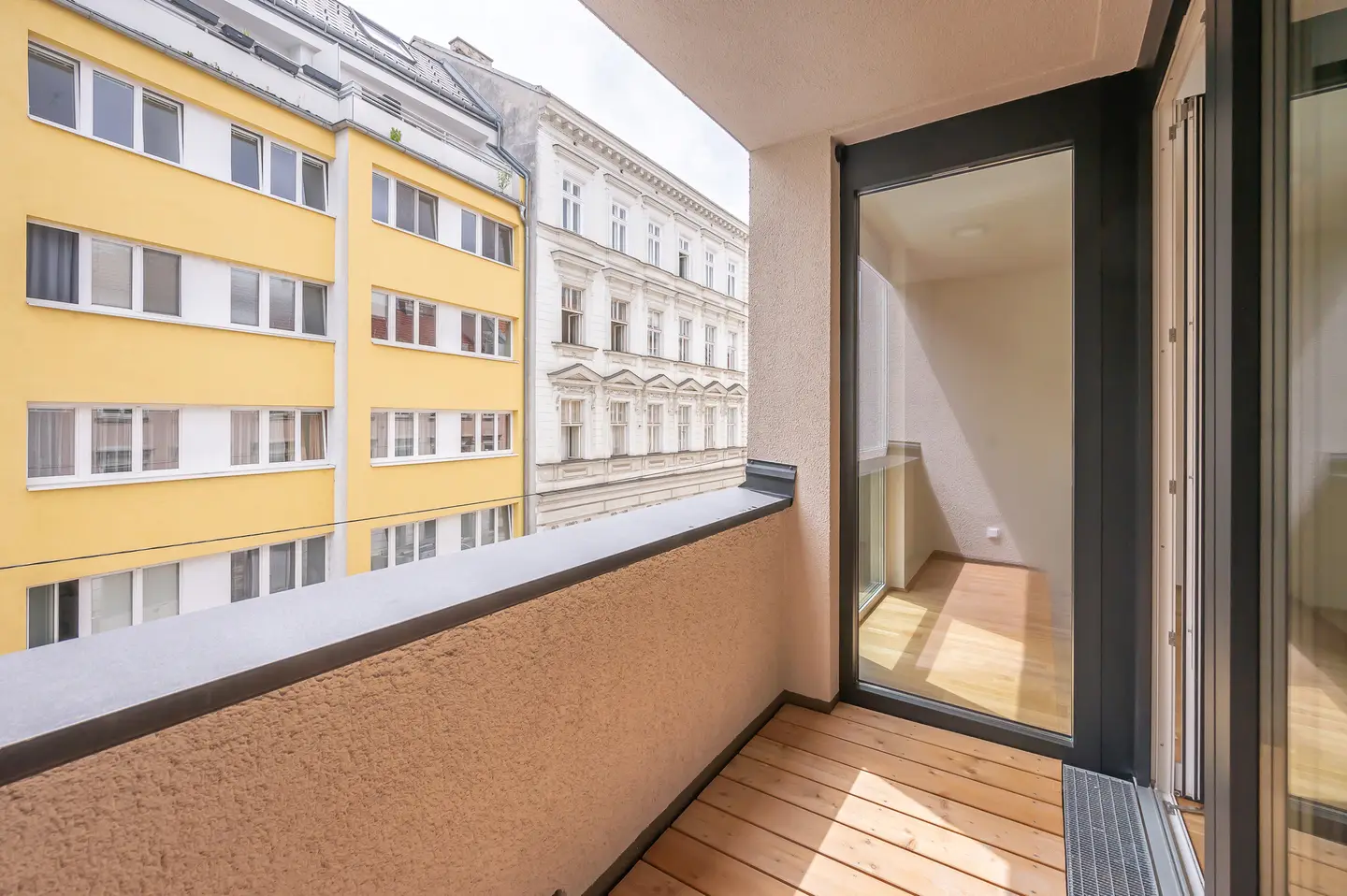 Apartment with spacious living kitchen and south facing loggia near Kutschkermarkt newly built