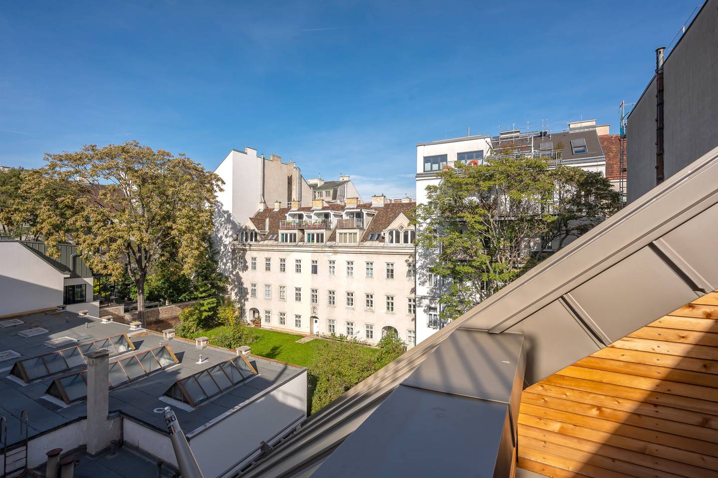 Penthouse with courtyard terrace and park view
