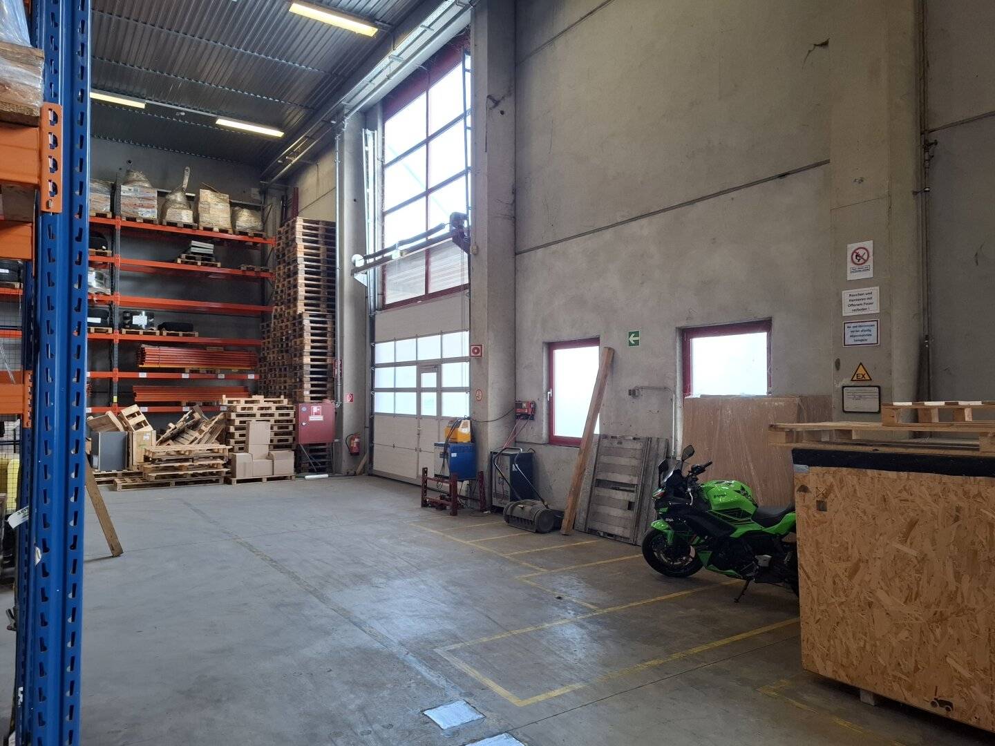 Moderne Lagerhalle mit Büroflächen nahe A2 bei Wiener Neudorf mit Rampen
