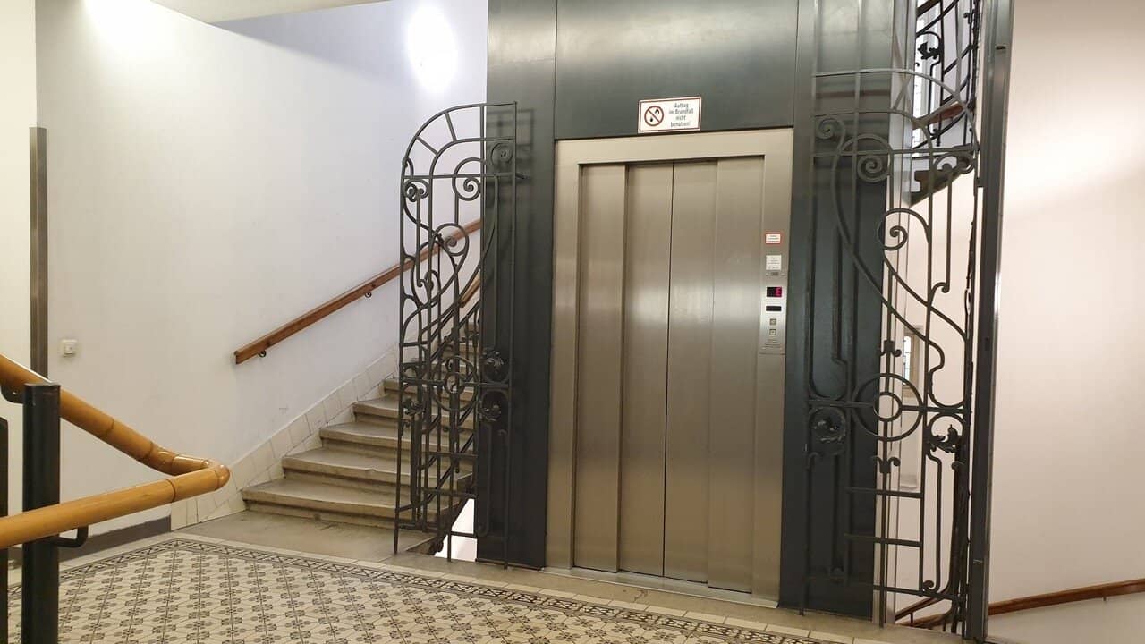 Office on Mariahilfer Straße with balcony, beautiful old building, underground garage