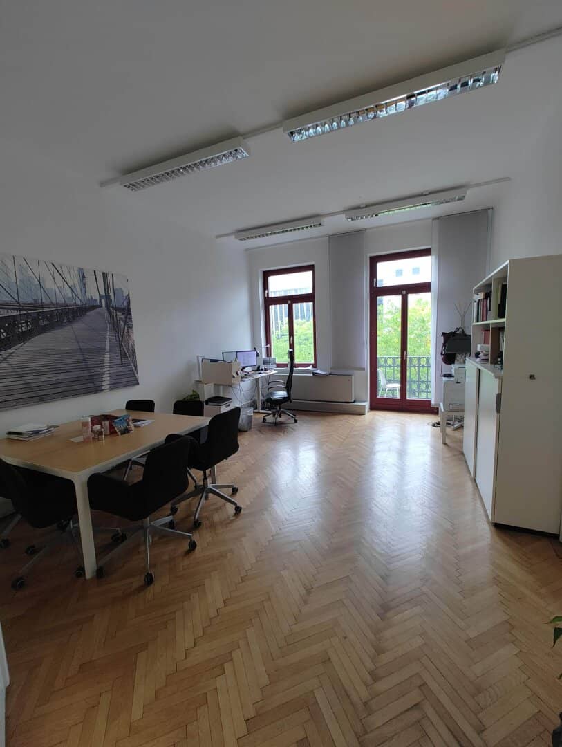 Office on Mariahilfer Straße with balcony, beautiful old building, underground garage