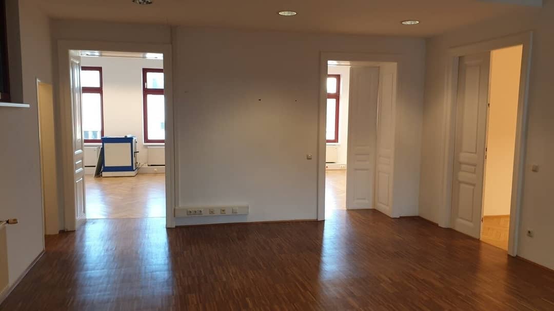 Büro im Gründerzeit-Bürohaus an der Mariahilfer Straße mit Balkon