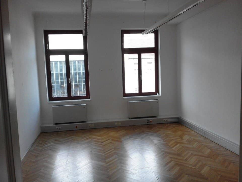 Office on Mariahilfer Straße with balcony, beautiful old building, underground garage