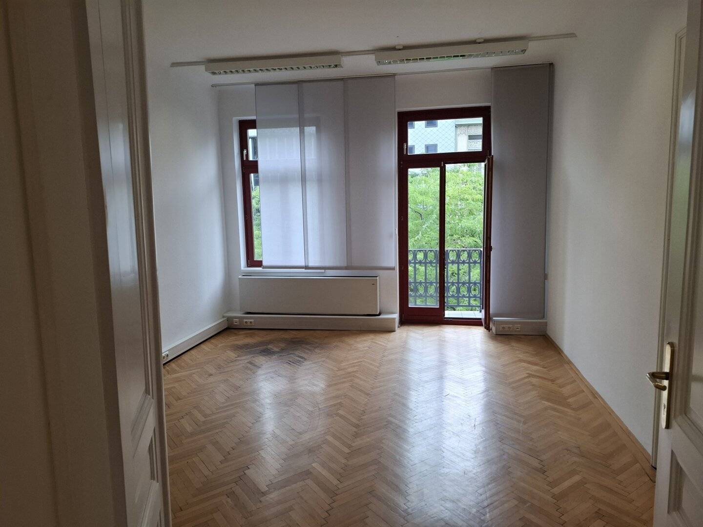 Office on Mariahilfer Straße with balcony, beautiful old building, underground garage