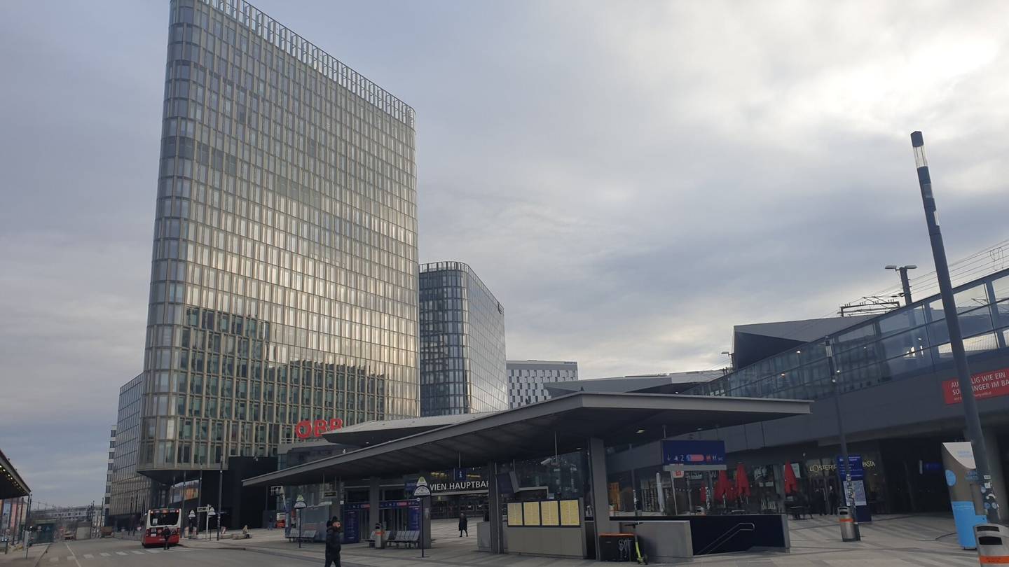 Approximately 720 m² office space in an office tower directly at Vienna Central Station, fully furnished, beautiful view