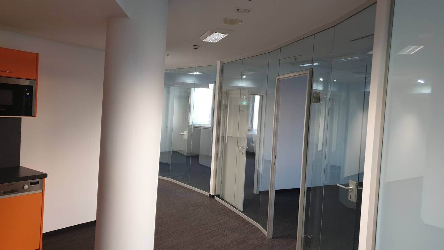 Office with a view, attractive business environment, best accessibility, U6, ÖBB, parking spaces