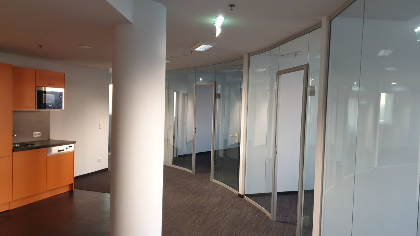 Office with a view, attractive business environment, best accessibility, U6, ÖBB, parking spaces