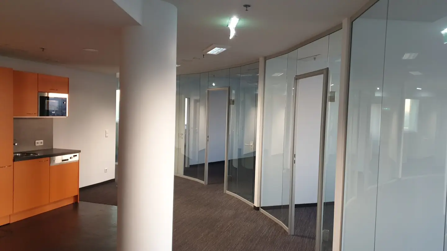 Office with a view, attractive business environment, best accessibility, U6, ÖBB, parking spaces