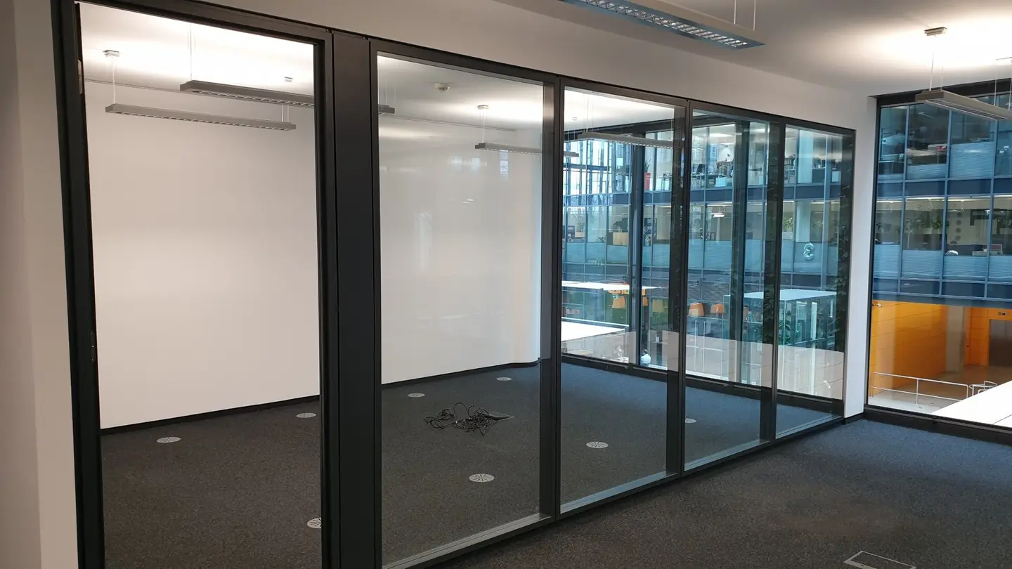Office in a modern, energy-efficient office building, with U-Bahn and S-Bahn connection, parking spaces