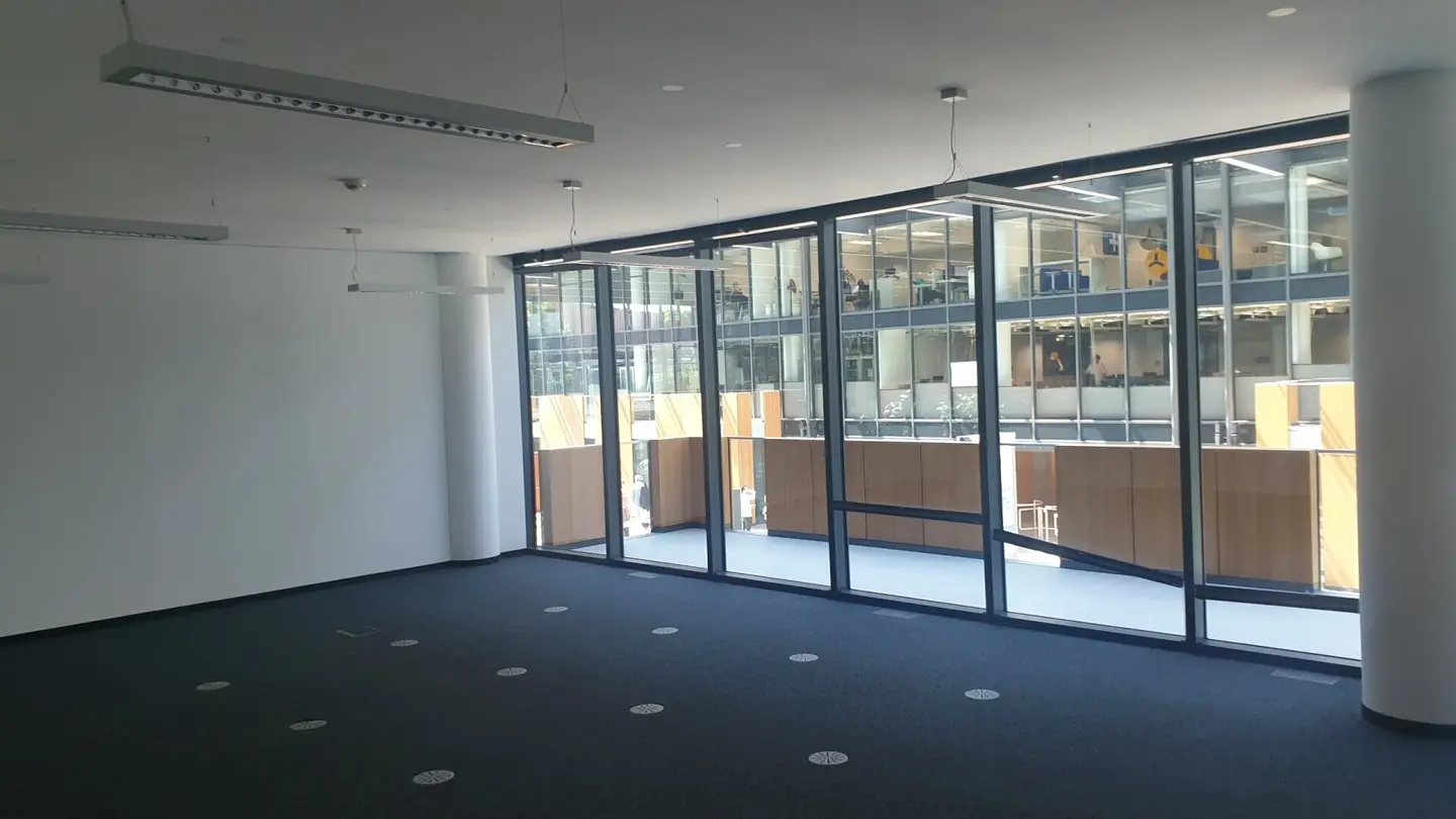 Office in a modern, energy-efficient office building, with U-Bahn and S-Bahn connection, parking spaces