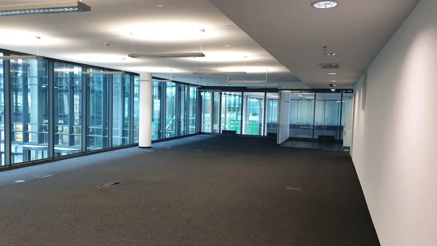 Office in a modern, energy-efficient office building, with U-Bahn and S-Bahn connection, parking spaces