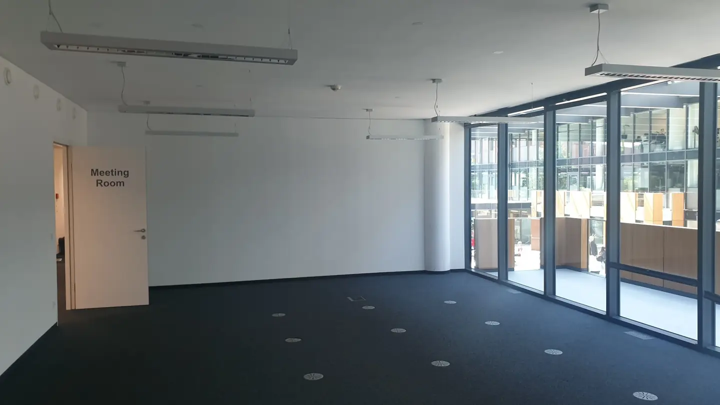 Office in a modern, energy-efficient office building, with U-Bahn and S-Bahn connection, parking spaces