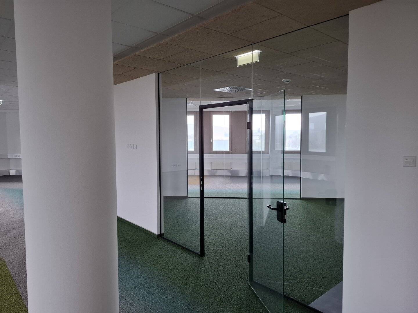 Office floor in first occupancy, free parking spaces, near S Bahn station