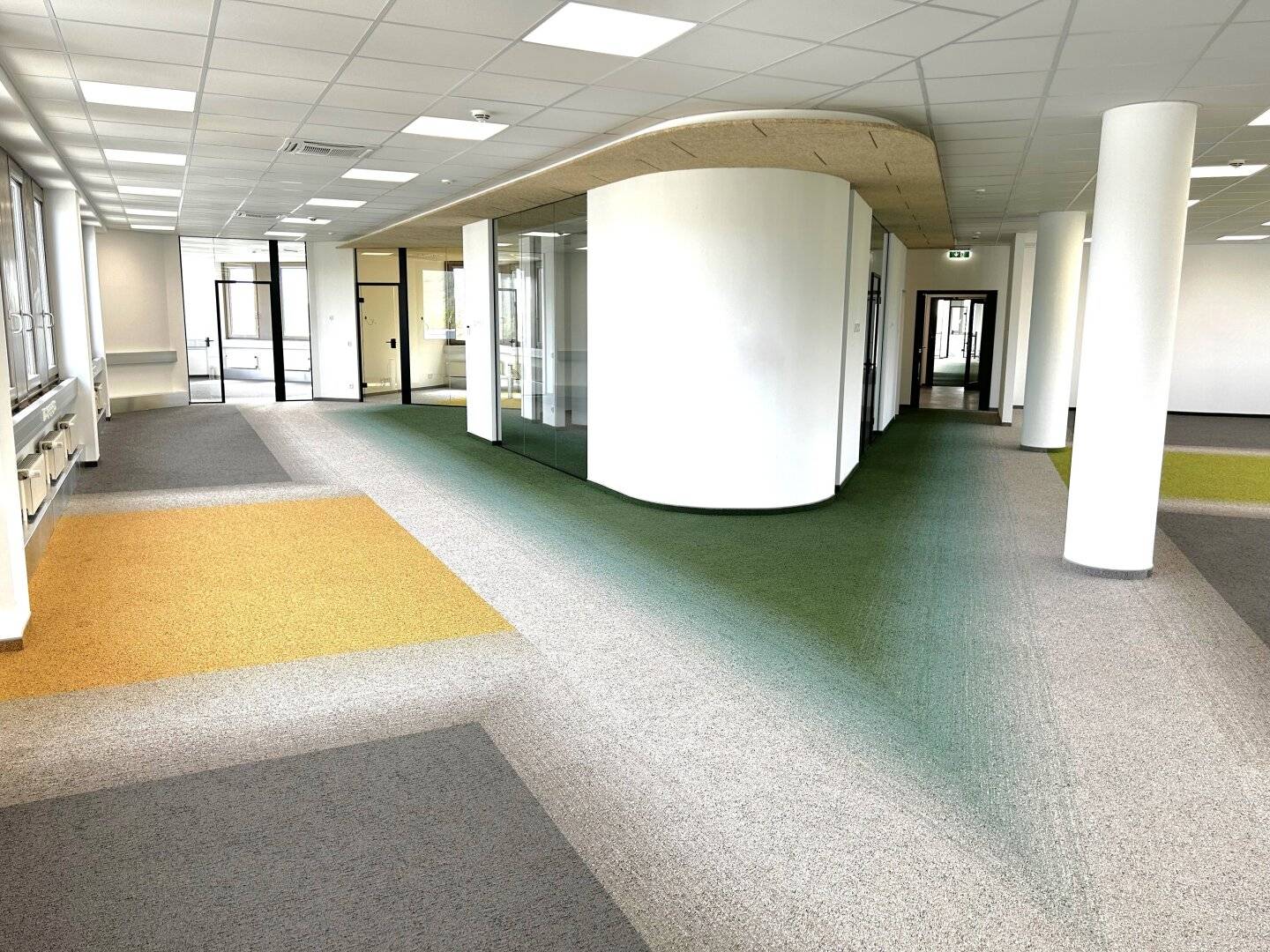 Office floor in first occupancy, free parking spaces, near S Bahn station