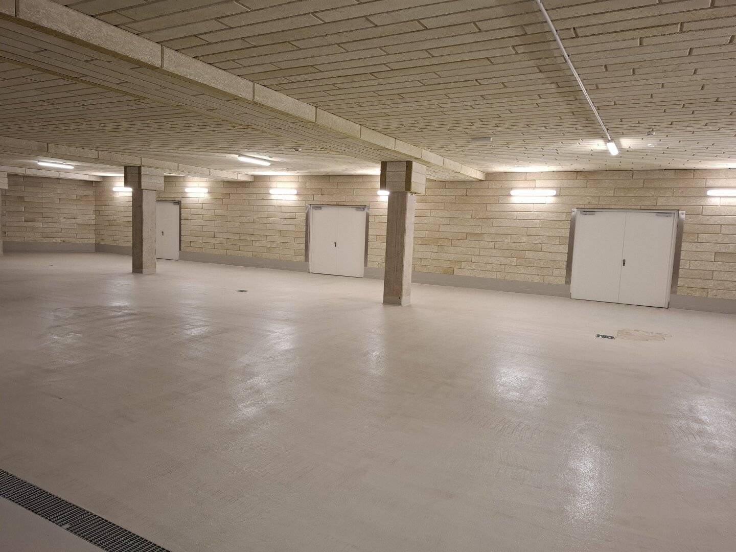 Warehouse space and modern office, loading zone, semi-trailers possible