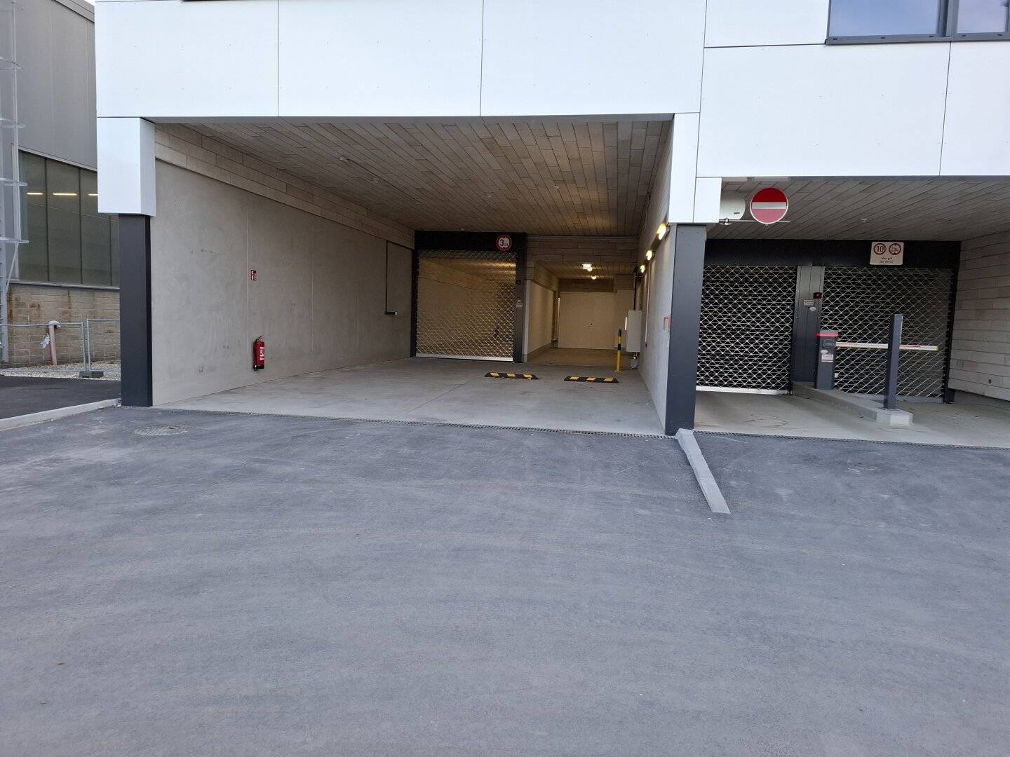 Warehouse space and modern office, loading zone, semi-trailers possible