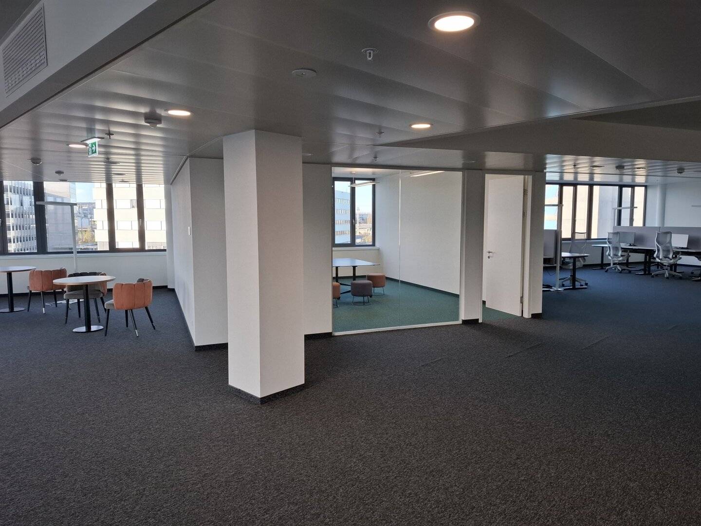 Great new office building, first occupancy, energy-efficient building, parking spaces, best public transport connections, meeting rooms