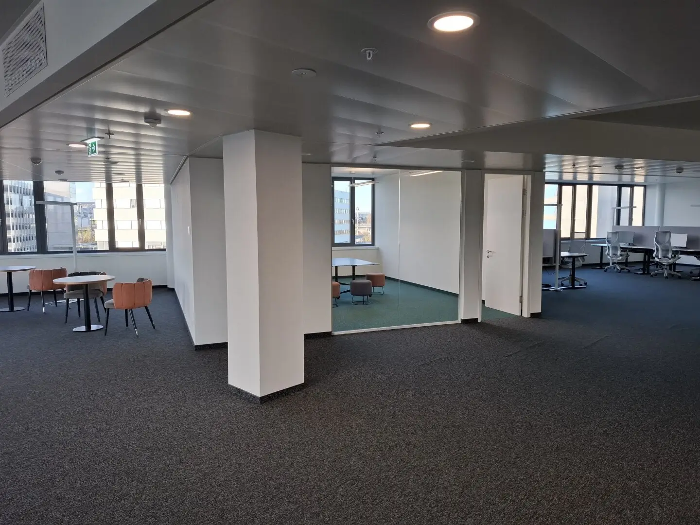Great new office building, first occupancy, energy-efficient building, parking spaces, best public transport connections, meeting rooms