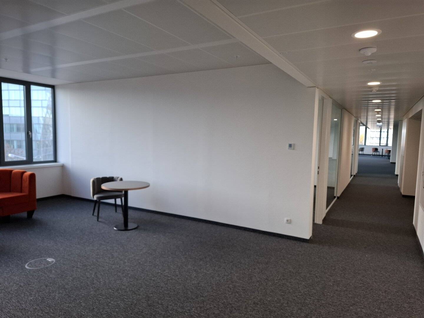Great new office building, first occupancy, energy-efficient building, parking spaces, best public transport connections, meeting rooms