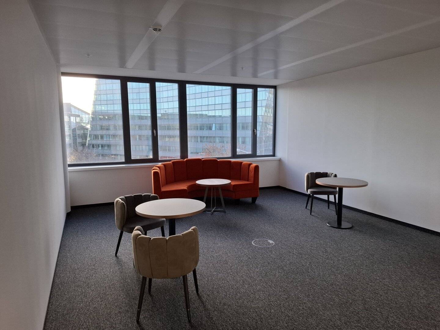 Great new office building, first occupancy, energy-efficient building, parking spaces, best public transport connections, meeting rooms