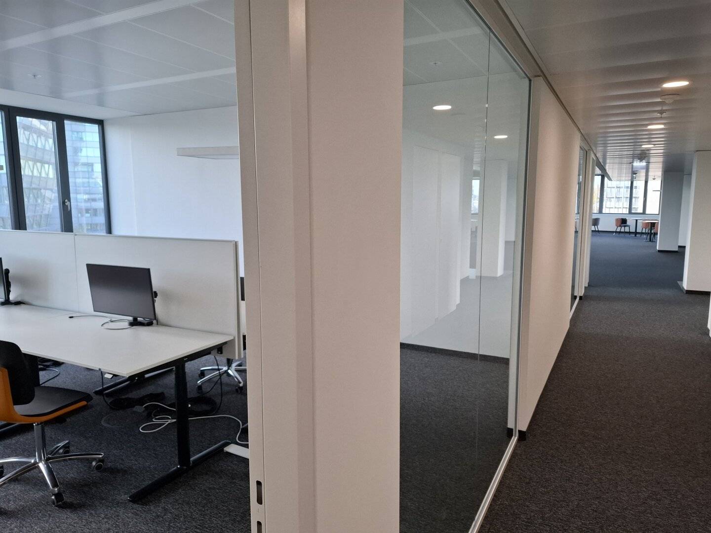 Great new office building, first occupancy, energy-efficient building, parking spaces, best public transport connections, meeting rooms