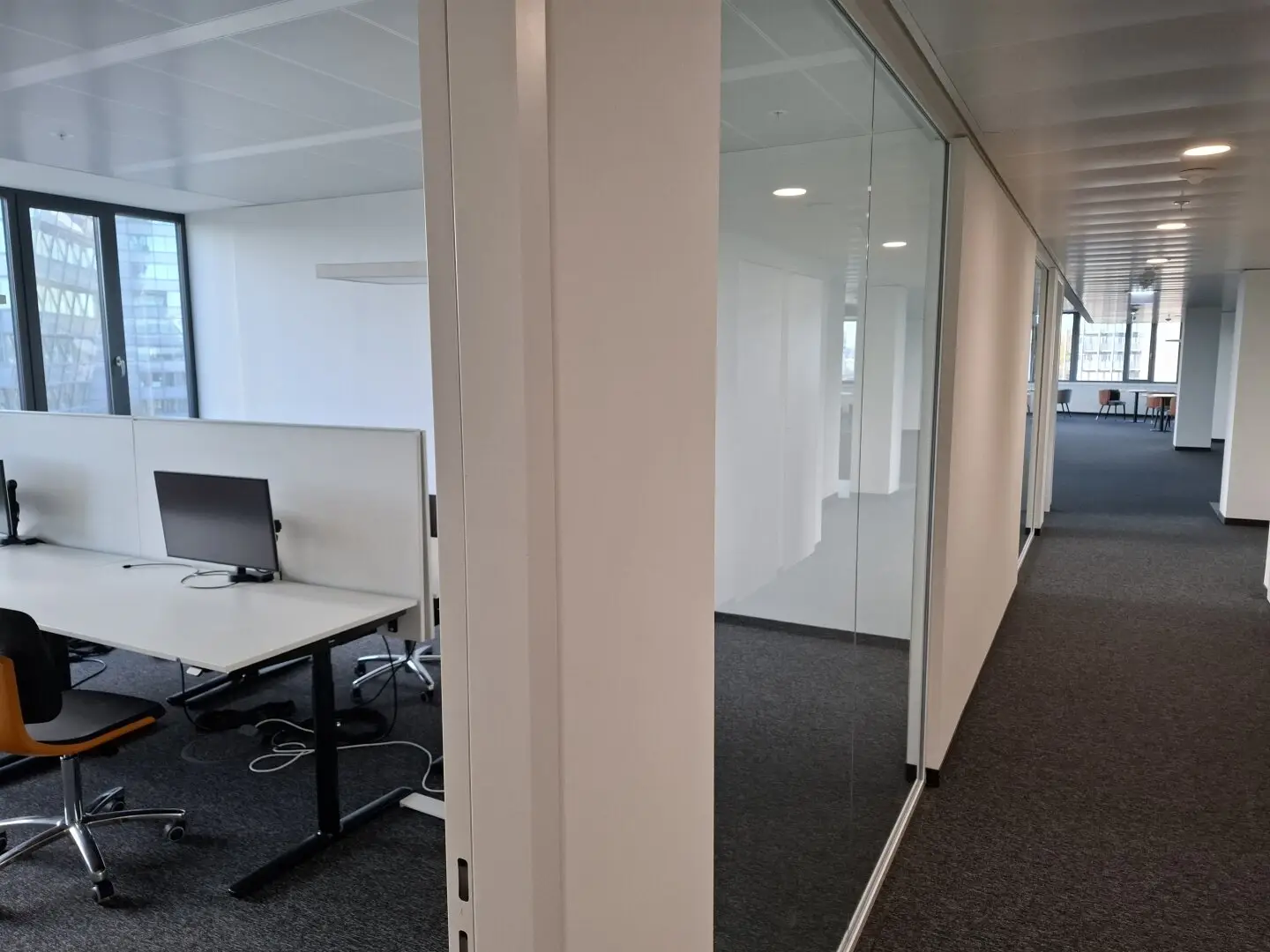 Great new office building, first occupancy, energy-efficient building, parking spaces, best public transport connections, meeting rooms