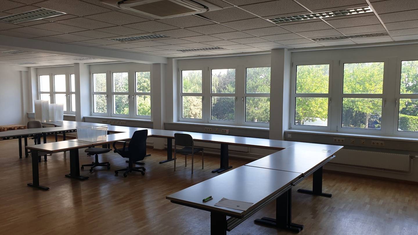 Bright office in office park, cooling equipment, parking spaces, S-Bahn proximity","de":"Helles Büro in Büropark, Kühlgeräte, Stellplätze, S-Bahn-Nähe"},