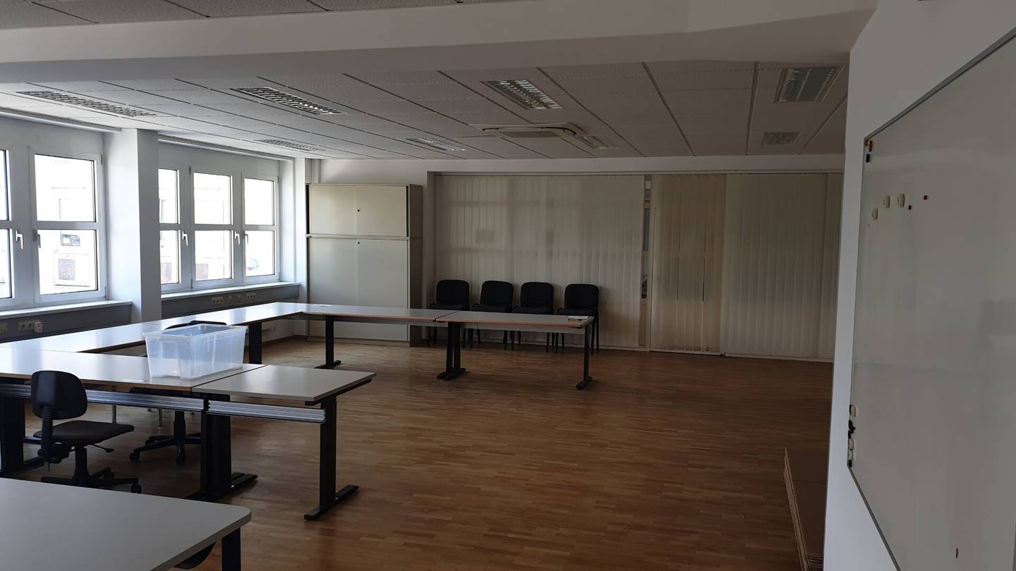 Bright office in office park, cooling equipment, parking spaces, S-Bahn proximity","de":"Helles Büro in Büropark, Kühlgeräte, Stellplätze, S-Bahn-Nähe"},