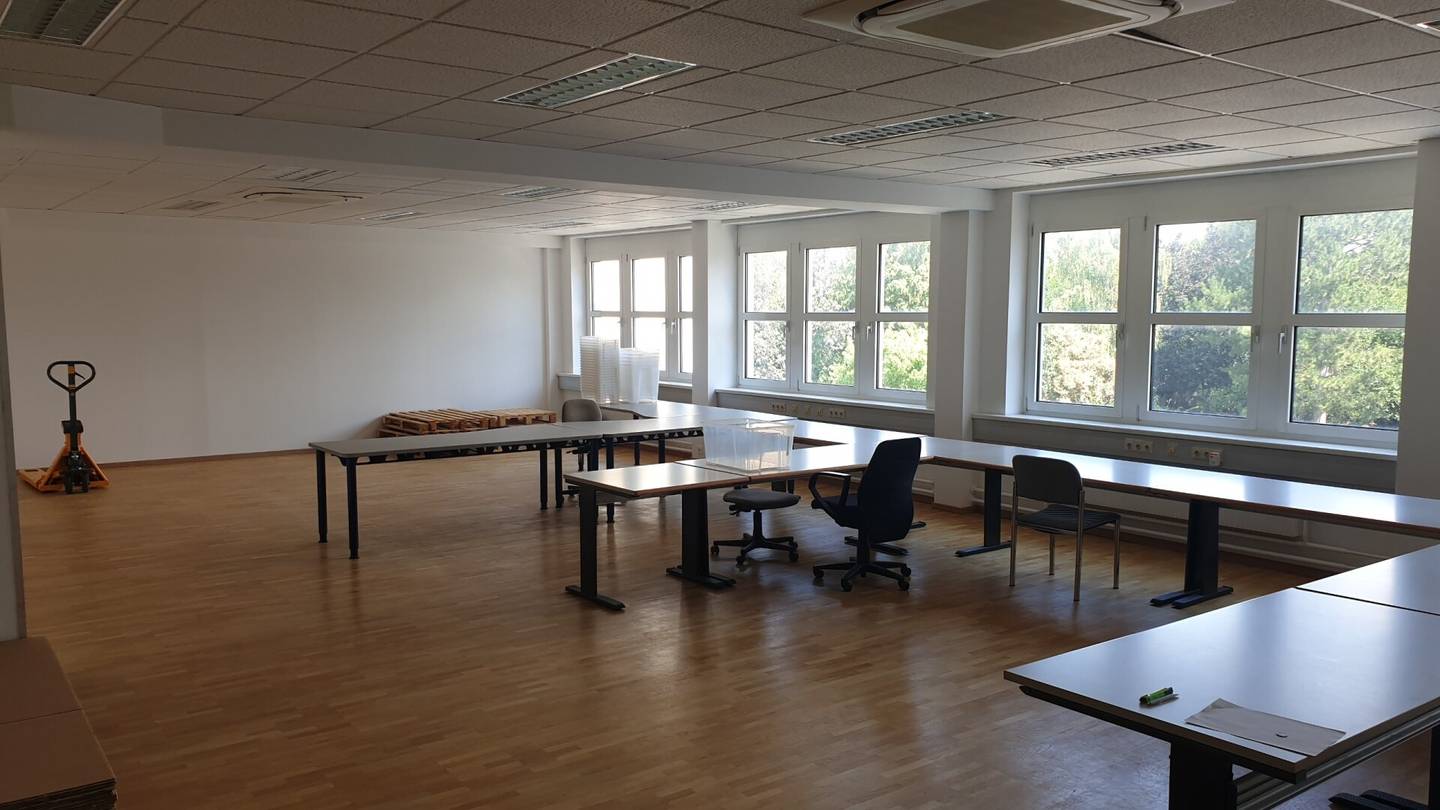 Bright office in office park, cooling equipment, parking spaces, S-Bahn proximity","de":"Helles Büro in Büropark, Kühlgeräte, Stellplätze, S-Bahn-Nähe"},