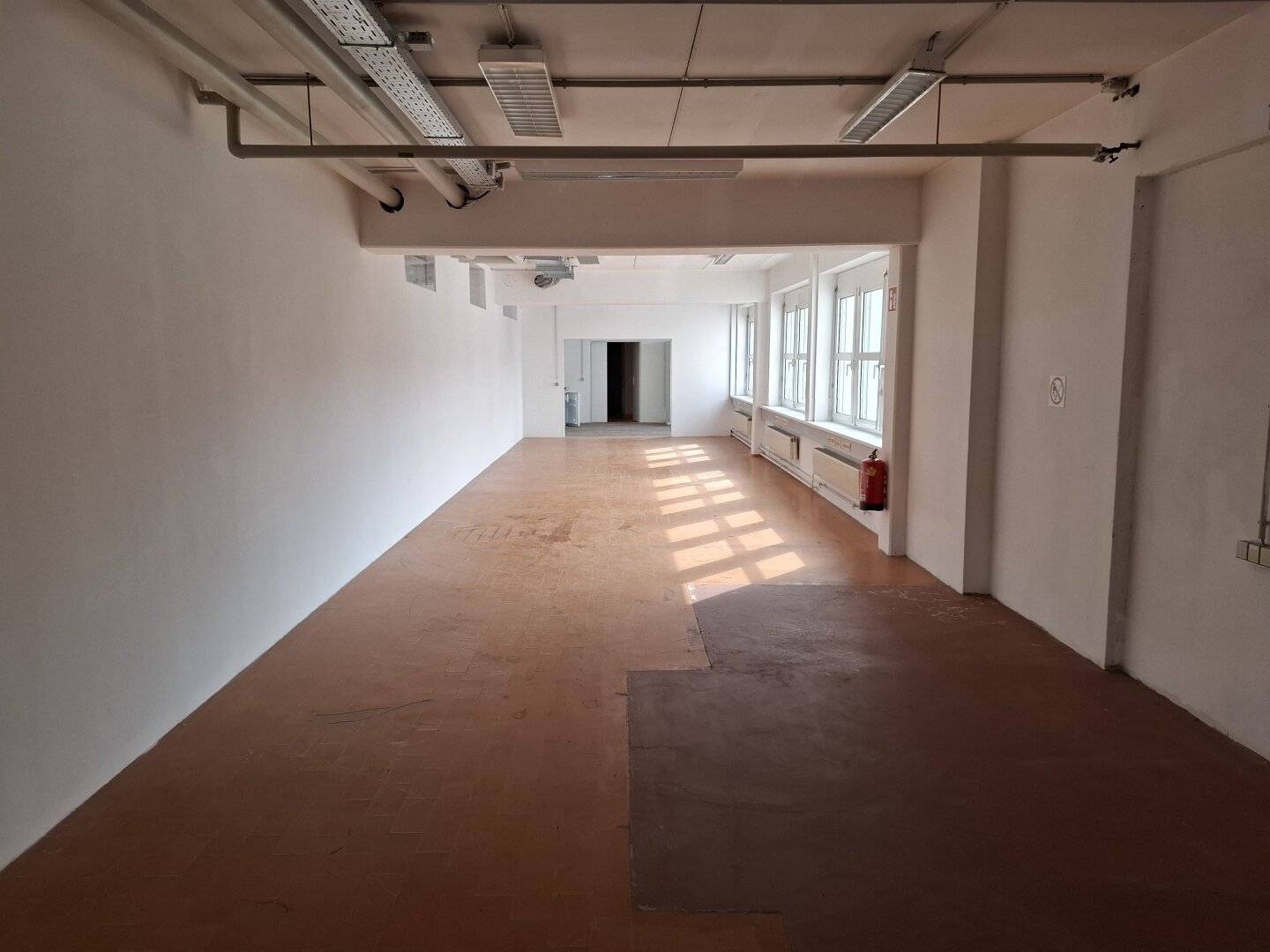 Storage/Production/Office space on the 2nd floor, 3.5 t freight elevator, loading zone