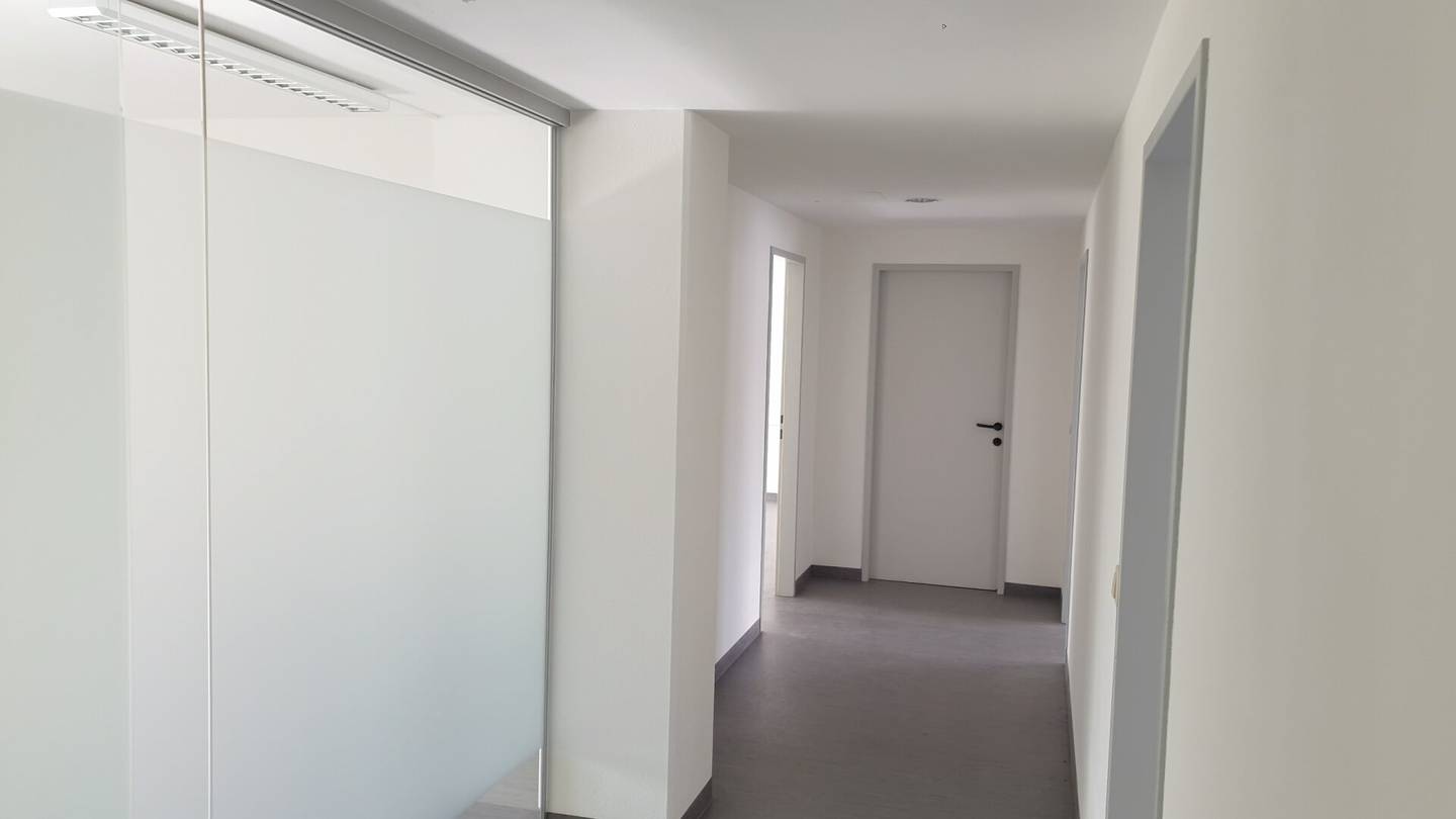 Büro mit Lager im OG in Wien-Liesing, großer Lastenlift, Kühlgeräte