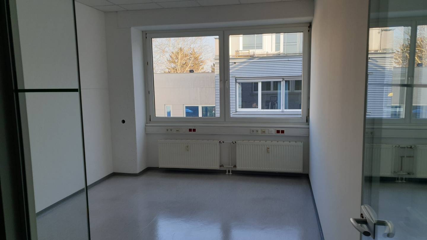 Büro mit Lager im OG in Wien-Liesing, großer Lastenlift, Kühlgeräte