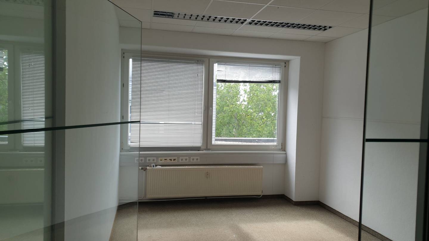 Büro mit Lager im OG in Wien-Liesing, großer Lastenlift, Kühlgeräte