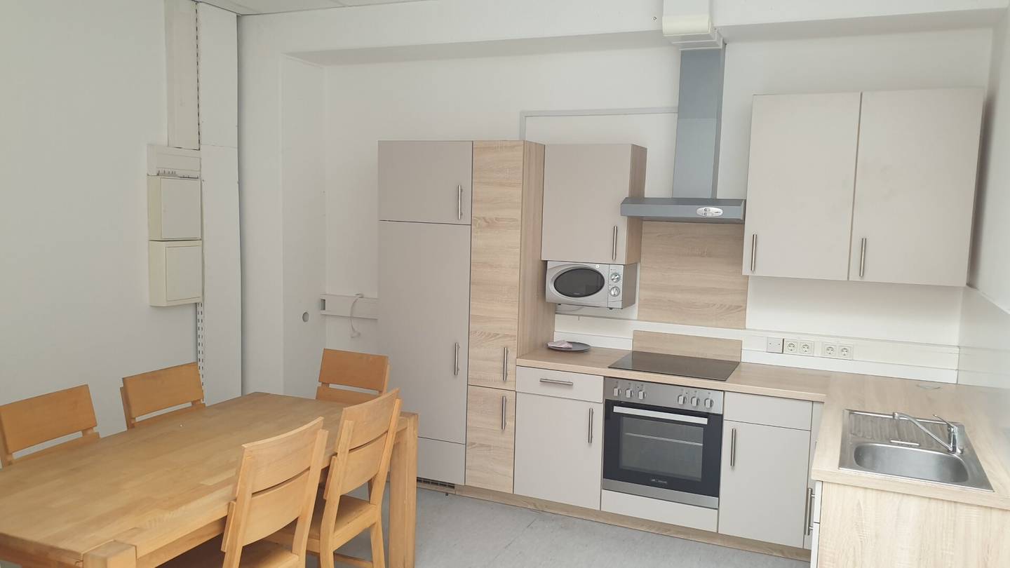Büro mit Lager im OG in Wien-Liesing, großer Lastenlift, Kühlgeräte