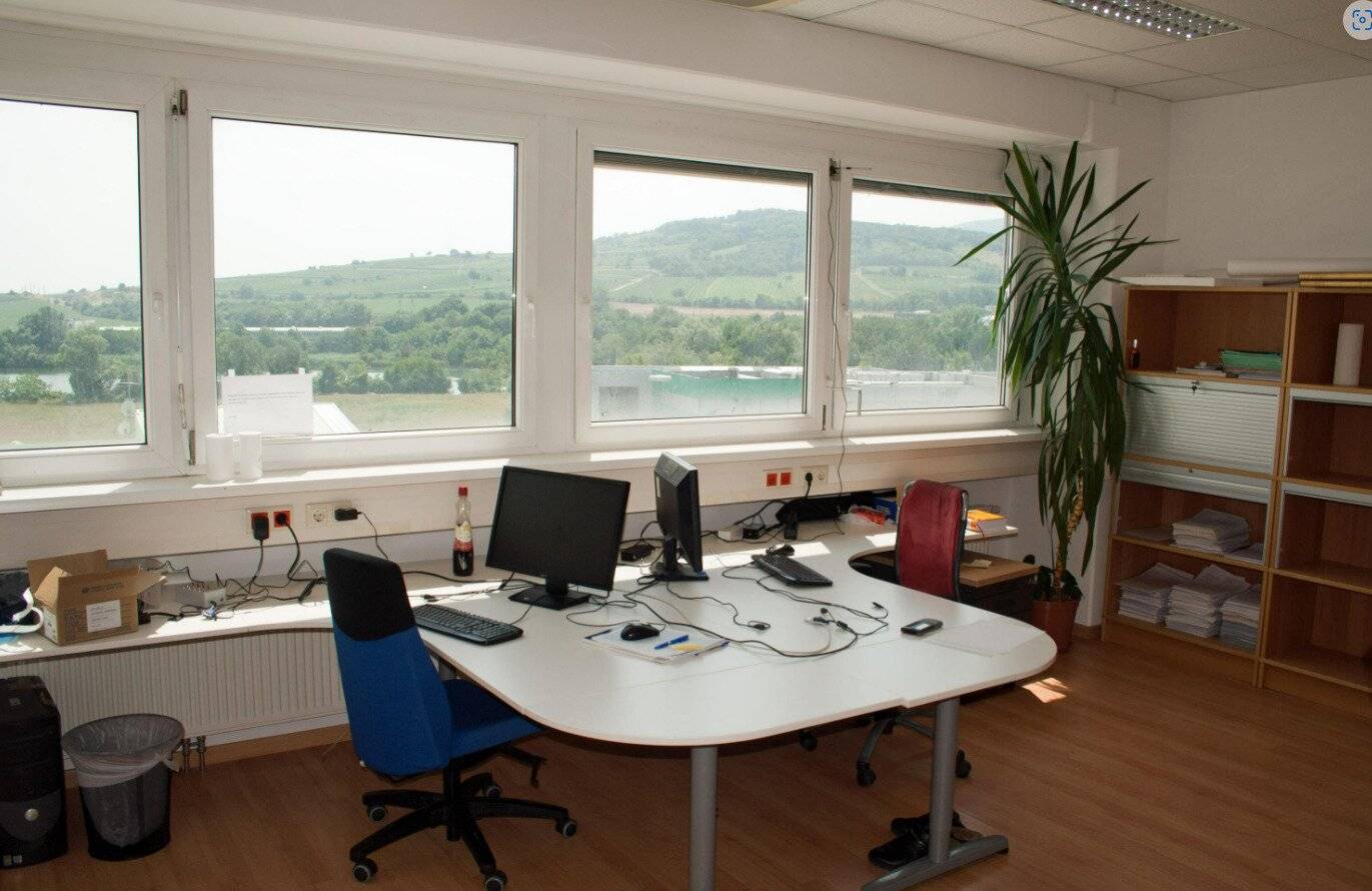 nice office, public transport access, free parking spaces
